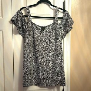 Ladies cold shoulder blouse, black/white/gray cheetah print, size Large